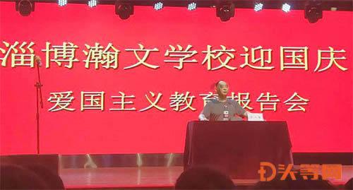 上班族辛苦一天不想给老人让座被怒怼，你站哪一方？游戏画面