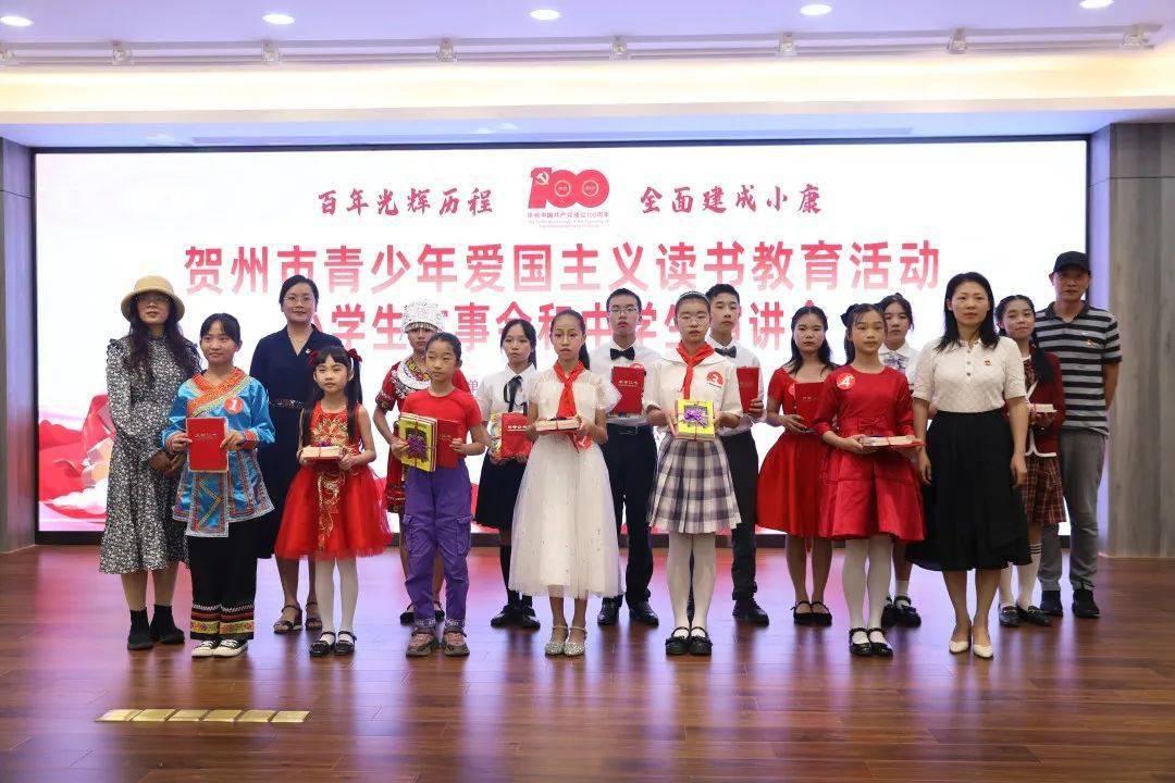 上班族辛苦一天不想给老人让座被怒怼，你站哪一方？游戏画面